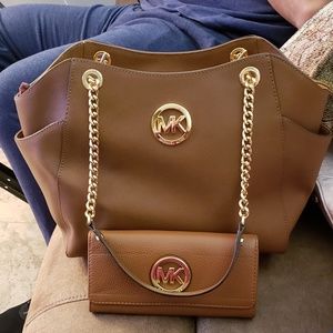 Medium size purse and wallet